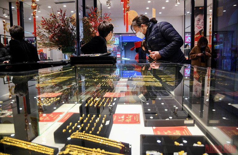 Ngày vía Thần Tài ở Hà Nội: Các cửa hàng nhộn nhịp, không có cảnh chen chúc như mọi năm -1