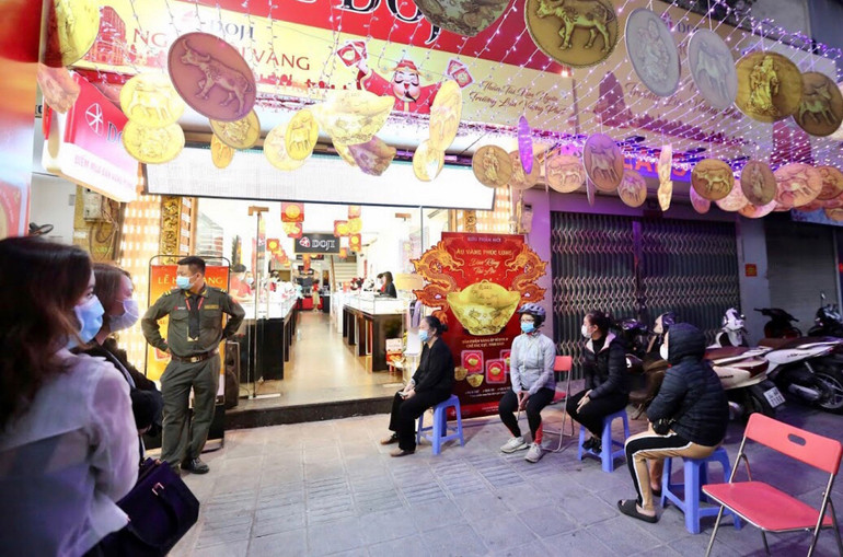 Xếp hàng từ sáng sớm mua vàng ngày vía Thần Tài -0