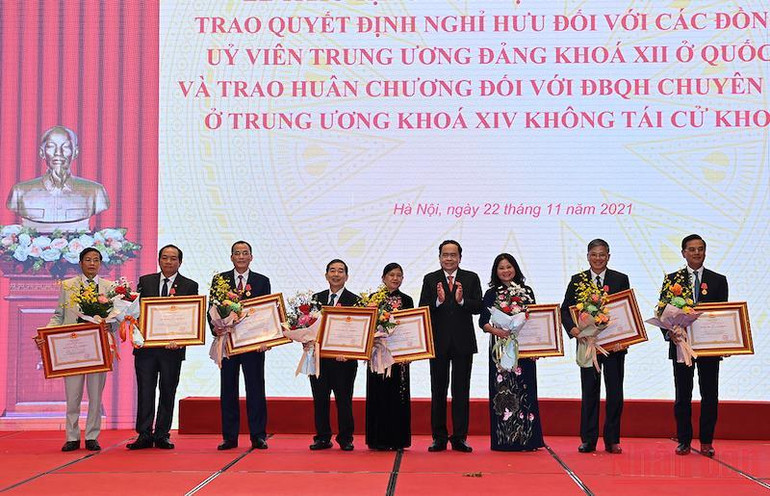 Phó Chủ tịch Thường trực Quốc hội Trần Thanh Mẫn trao Huân chương Lao động hạng Nhất cho các đại biểu. (Ảnh: DUY LINH) tranthanhman-1637588353317.jpeg