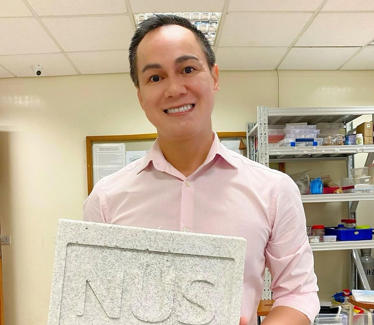 PGS Dương Minh Hải, nhà khoa học gốc Việt đam mê nghiên cứu phát triển aerogel có giá trị cao từ những vật liệu bỏ đi. Nhóm nhà khoa học Việt tại Singapore biến chất thải kim loại thành aerogel -0