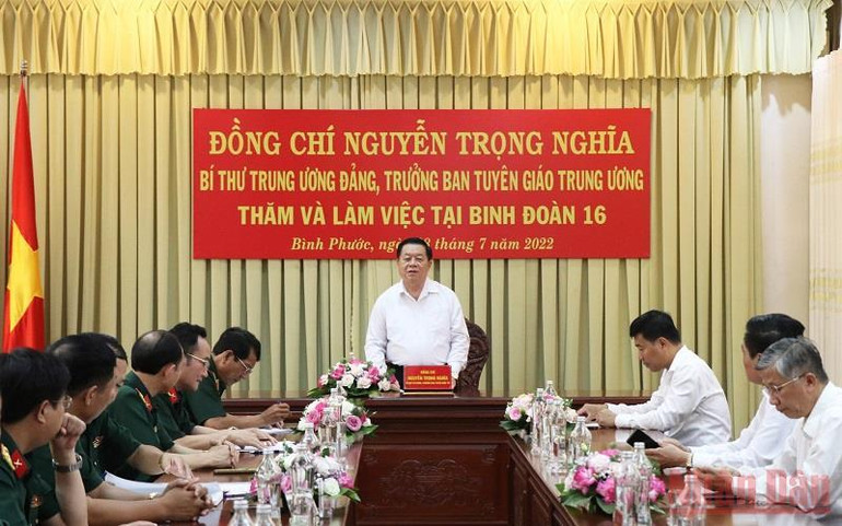 Bí thư Trung ương Đảng, Trưởng Ban Tuyên giáo Trung ương Nguyễn Trọng Nghĩa phát biểu tại buổi làm việc với Binh Đoàn 16. Trưởng ban Tuyên giáo Trung ương tặng nhà tình nghĩa tại Bình Phước -0