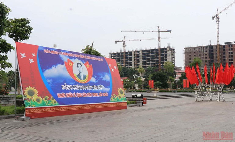 Thành phố Từ Sơn trang trí cờ hoa, biểu ngữ, khẩu hiệu tuyên truyền Kỷ niệm 110 năm Ngày sinh Tổng Bí thư Nguyễn Văn Cừ. Đổi thay trên quê hương Tổng Bí thư Nguyễn Văn Cừ -0