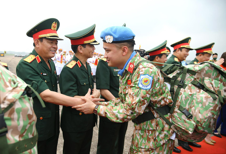 Công binh mũ nồi xanh Việt Nam lần đầu làm nhiệm vụ tại châu Phi -0