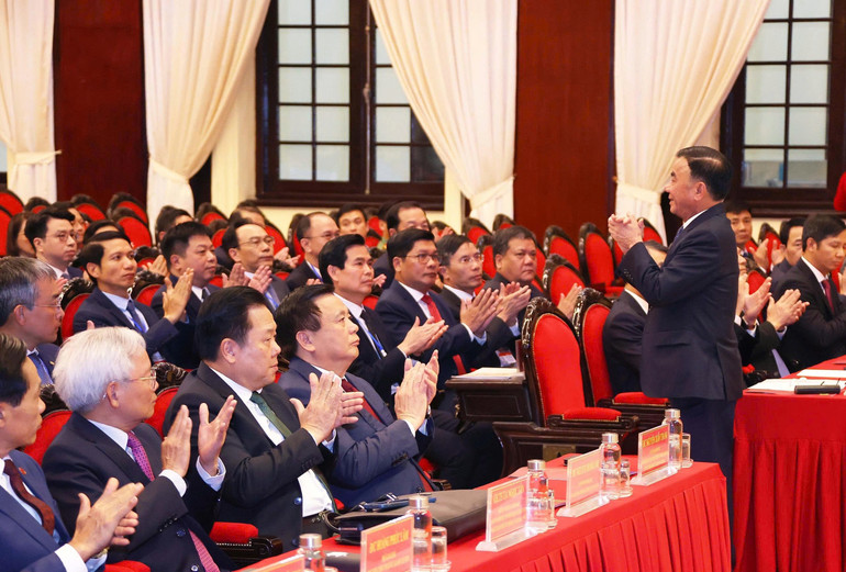 Thường trực Ban Bí thư Trần Cẩm Tú tại Lễ khai giảng. (Ảnh: Văn Điệp/TTXVN) Thường trực Ban Bí thư Trần Cẩm Tú tại Lễ khai giảng. (Ảnh: Văn Điệp/TTXVN)