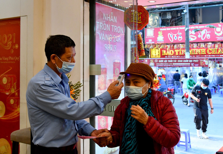 Xếp hàng từ sáng sớm mua vàng ngày vía Thần Tài -0