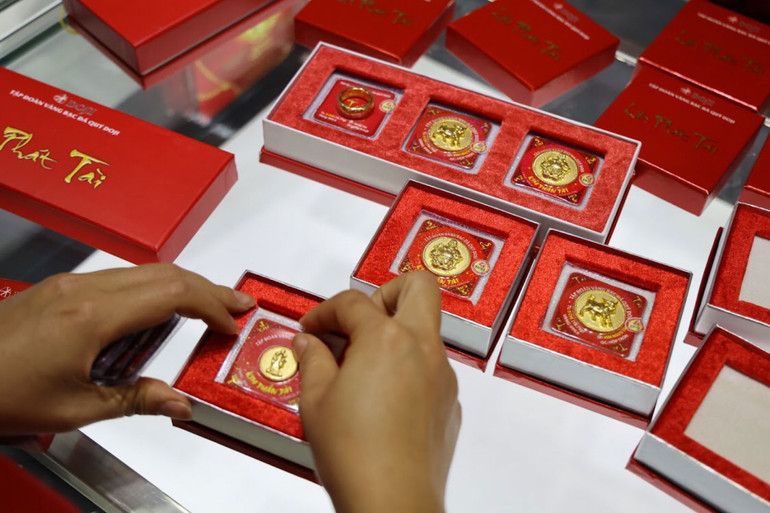 Xếp hàng từ sáng sớm mua vàng ngày vía Thần Tài -0