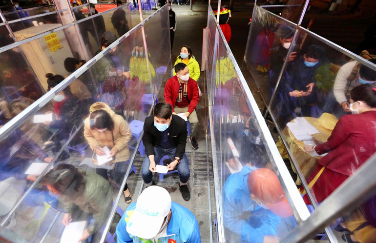 Xếp hàng từ sáng sớm mua vàng ngày vía Thần Tài -0