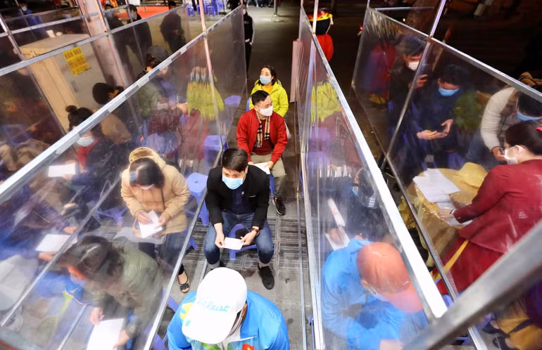 Xếp hàng từ sáng sớm mua vàng ngày vía Thần Tài -0