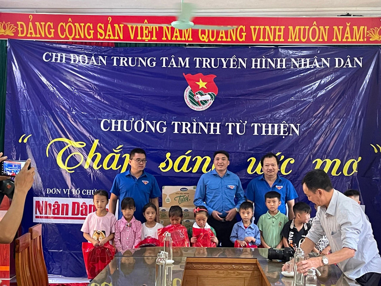 Trao các phần quà của Công ty CP Sữa Việt Nam (Vinamilk) tặng các em học sinh tại xã Hồ Bốn, huyện Mù Cang Chải.