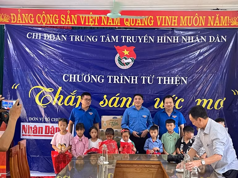 Trao các phần quà của Công ty CP Sữa Việt Nam (Vinamilk) tặng các em học sinh tại xã Hồ Bốn, huyện Mù Cang Chải.