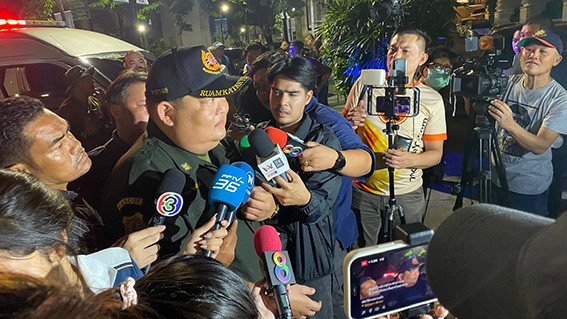 Nhà chức trách Thái Lan tại hiện trường cho biết, lúc 23 giờ 45: Đã khám nghiệm xong và đưa 6 tử thi ra khỏi khách sạn. Ảnh: XUÂN SƠN Nhà chức trách Thái Lan tại hiện trường cho biết, lúc 23 giờ 45: Đã khám nghiệm xong và đưa 6 tử thi ra khỏi khách sạn. Ảnh: XUÂN SƠN