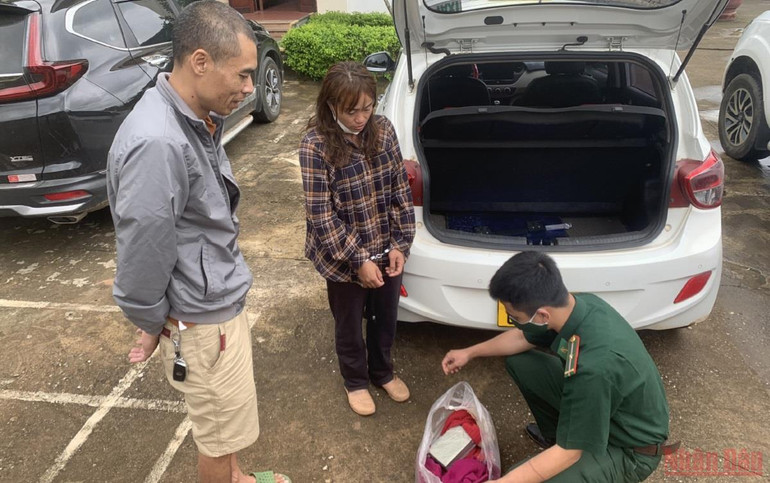 Bộ đội Biên phòng Sơn La chủ trì với các lực lượng chức năng phá thành công Chuyên án SL 122, thu giữ 2 bánh heroin. Sơn La phá nhiều chuyên án, vụ án ma túy trong tháng cao điểm -0
