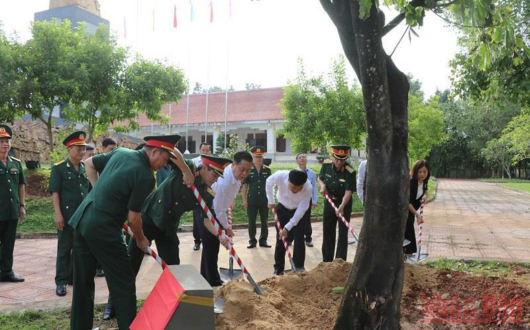 Bí thư Trung ương Đảng, Trưởng Ban Tuyên giáo Trung ương Nguyễn Trọng Nghĩa trồng cây lưu niệm tại Chốt chặn Tàu Ô. Trưởng ban Tuyên giáo Trung ương tặng nhà tình nghĩa tại Bình Phước -0