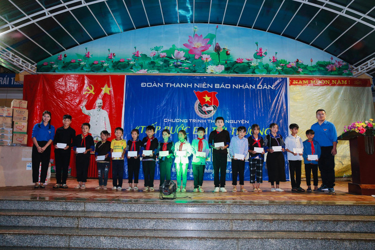 Đại diện Đoàn Thanh niên Báo Nhân Dân và các đơn vị trao tặng 30 suất học bổng tặng các em học sinh Trường Phổ thông dân tộc bán trú Tiểu học và Trung học cơ sở Mồ Dề, xã Mồ Dề, huyện Mù Cang Chải.