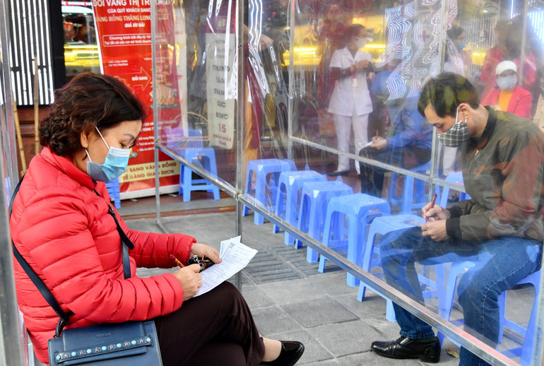 Xếp hàng từ sáng sớm mua vàng ngày vía Thần Tài -0