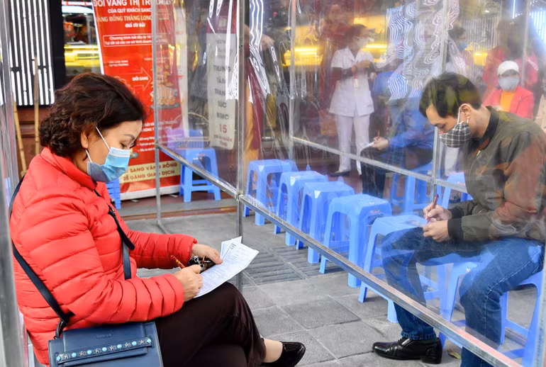 Xếp hàng từ sáng sớm mua vàng ngày vía Thần Tài -0