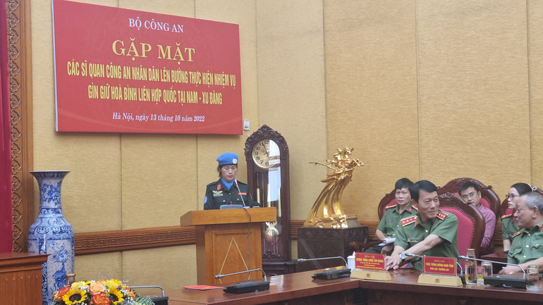 Trung tá Lương Thị Trà Vinh phát biểu tại buổi gặp mặt.