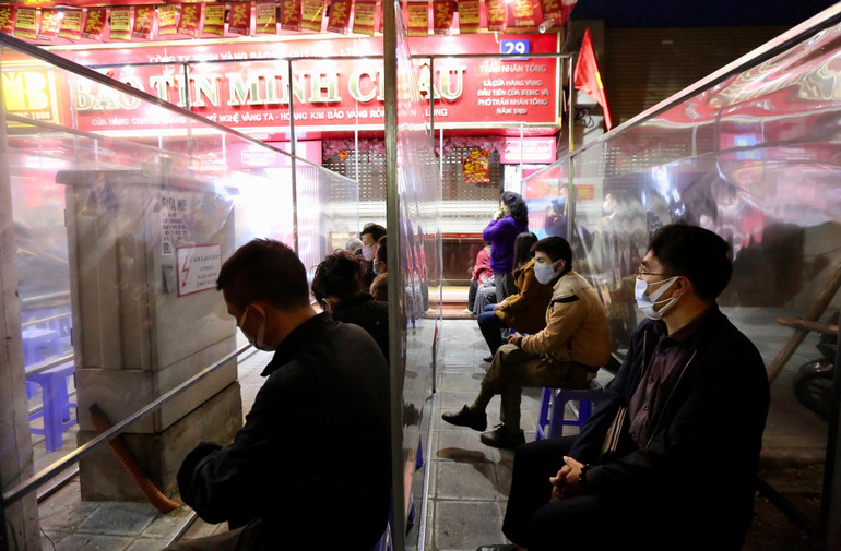 Xếp hàng từ sáng sớm mua vàng ngày vía Thần Tài -0