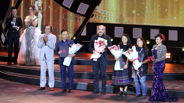 Trao giải đạo diễn xuất sắc. Trao giải đạo diễn xuất sắc.