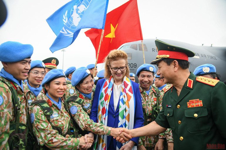 Công binh mũ nồi xanh Việt Nam lần đầu làm nhiệm vụ tại châu Phi -0