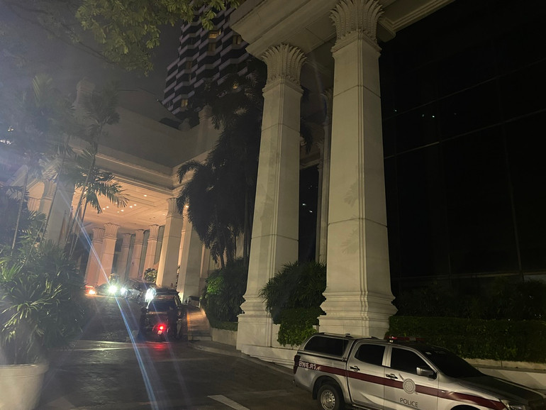 Bên ngoài hiện trường vụ việc xảy ra tại khách sạn ở Bangkok. Ảnh: XUÂN SƠN Bên ngoài hiện trường vụ việc xảy ra tại khách sạn ở Bangkok. Ảnh: XUÂN SƠN