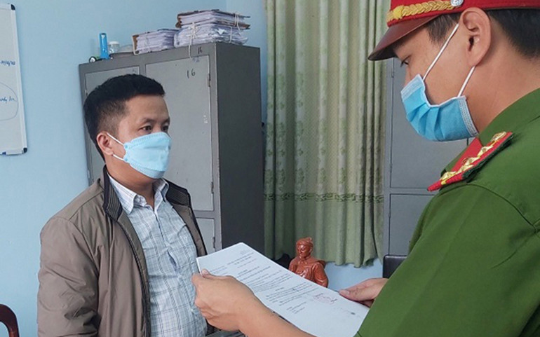 Đối tượng tại cơ quan công an. Quảng Nam khởi tố 2 đối tượng lập khống hồ sơ giao đất -0