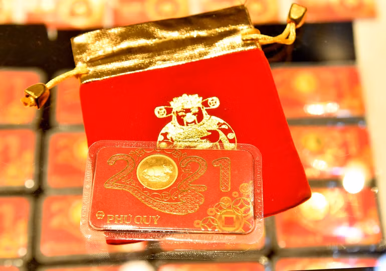 Xếp hàng từ sáng sớm mua vàng ngày vía Thần Tài -0