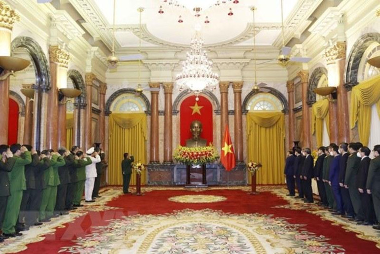 Quang cảnh lễ phong hàm cho Thứ trưởng Công an Trần Quốc Tỏ và Lương Tam Quang. (Ảnh: Thống Nhất/TTXVN) Chủ tịch nước Nguyễn Xuân Phúc trao Quyết định thăng quân hàm Thượng tướng cho hai Thứ trưởng Công an -0