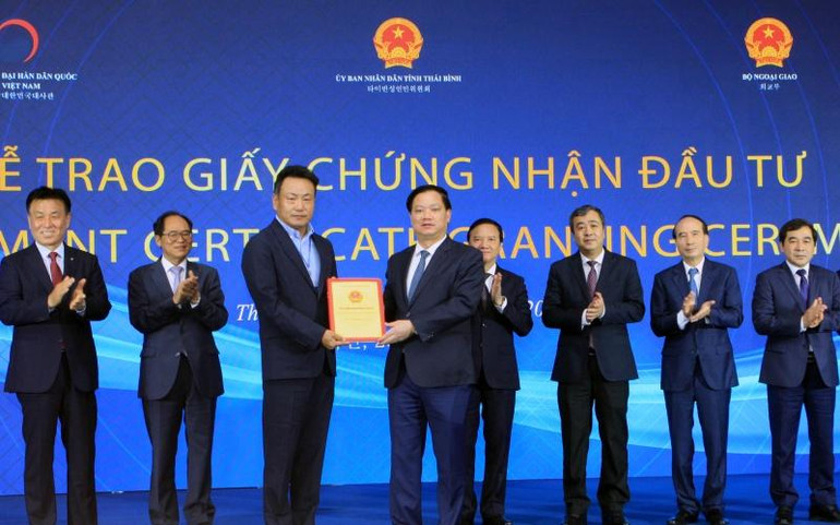 Tỉnh Thái Bình trao Giấy chứng nhận đăng ký đầu tư cho Công ty Korea SMT Co, LTD, với dự án nhà máy JinYang Electronics Vina tại Khu công nghiệp Liên Hà Thái, tổng vốn đăng ký đầu tư 21 triệu USD. Anh_4_3-1657089618859.jpg