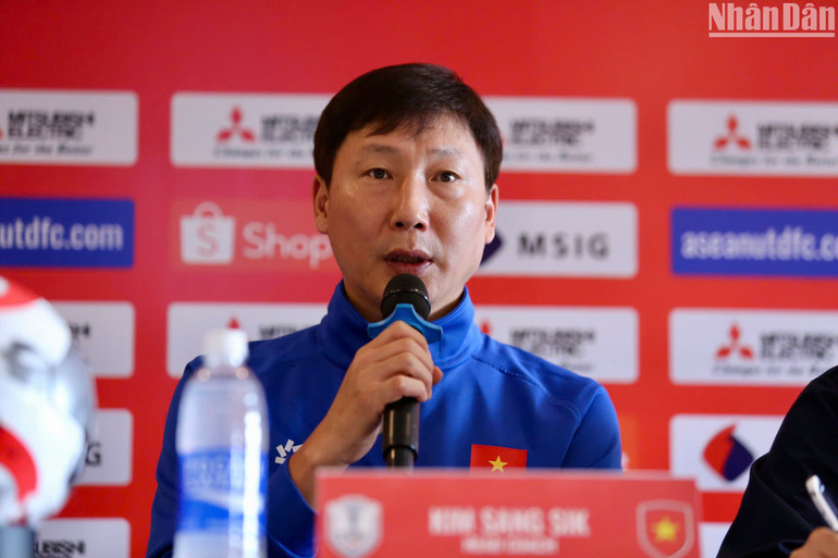 Huấn luyện viên Kim Sang Sik phát biểu tại buổi họp báo. (Ảnh: SƠN TÙNG) Huấn luyện viên Kim Sang Sik phát biểu tại buổi họp báo. (Ảnh: SƠN TÙNG)
