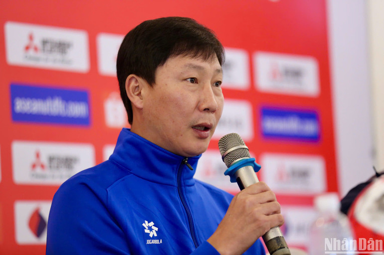 Huấn luyện viên Kim Sang Sik phát biểu tại buổi họp báo. (Ảnh: SƠN TÙNG)