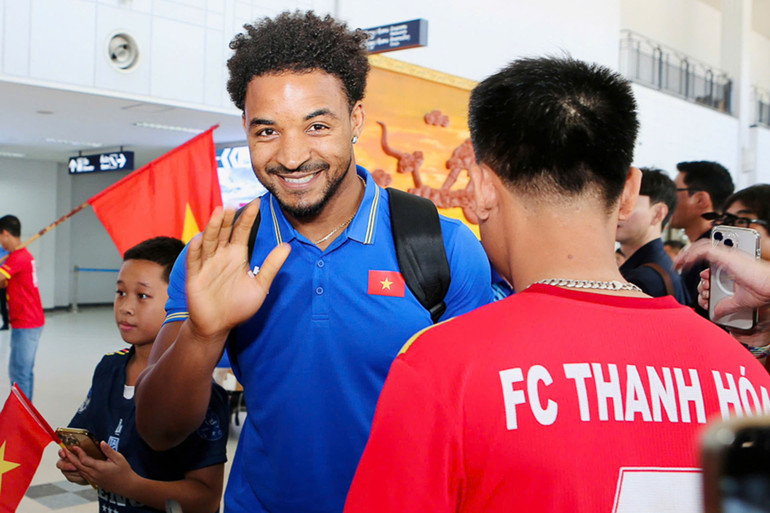 “Tân binh” Xuân Son hạnh phúc trong vòng vây người hâm mộ. (Ảnh: VFF)