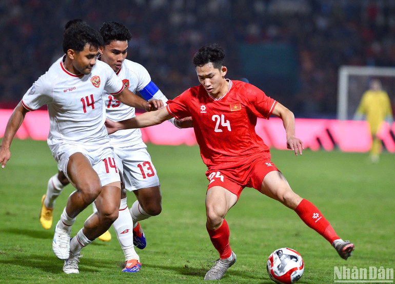 Hai Long trước sự truy cản chặt chẽ của hàng phòng ngự Indonesia. (Ảnh: TRẦN HẢI)