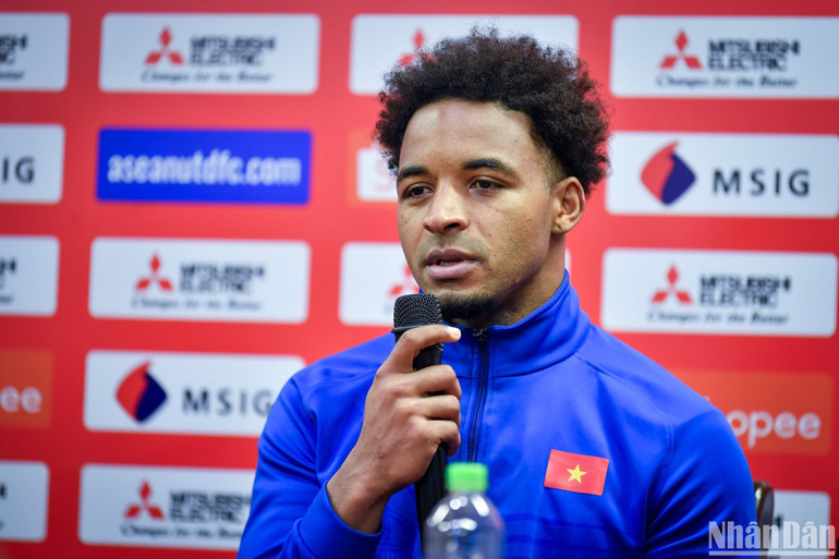 Nguyễn Xuân Son phát biểu tại buổi họp báo. (Ảnh: THÀNH ĐẠT)