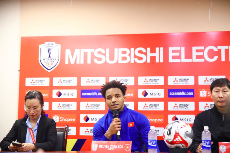 Tiền đạo Nguyễn Xuân Son phát biểu tại buổi họp báo. (Ảnh: SƠN TÙNG) Tiền đạo Nguyễn Xuân Son phát biểu tại buổi họp báo. (Ảnh: SƠN TÙNG)