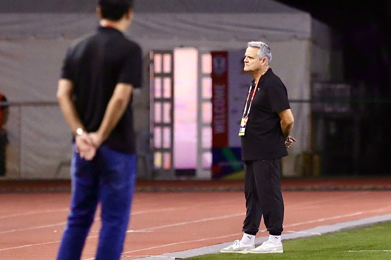 Huấn luyện viên của Phillipines chỉ đạo ngoài đường biên.