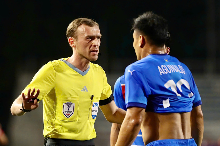 Trọng tài nhắc nhở cầu thủ Philippines.