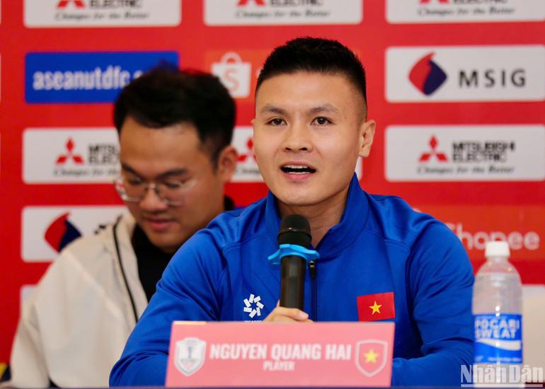 Tiền vệ Quang Hải phát biểu tại buổi họp báo. (Ảnh: SƠN TÙNG)