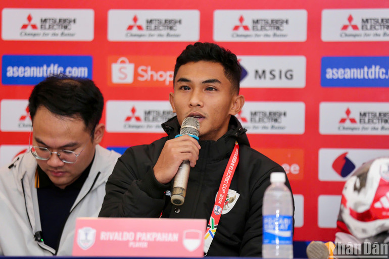 Tiền vệ trẻ Rivaldo Pakpahan phát biểu tại buổi họp báo. (Ảnh: SƠN TÙNG)
