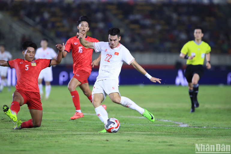 Tiến Linh dứt điểm nâng tỷ số lên 2-0. (Ảnh: HÀ AN)