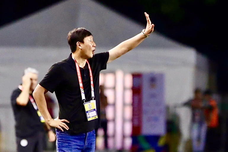 Huấn luyện viên Kim Sang Sik chỉ đạo các học trò.