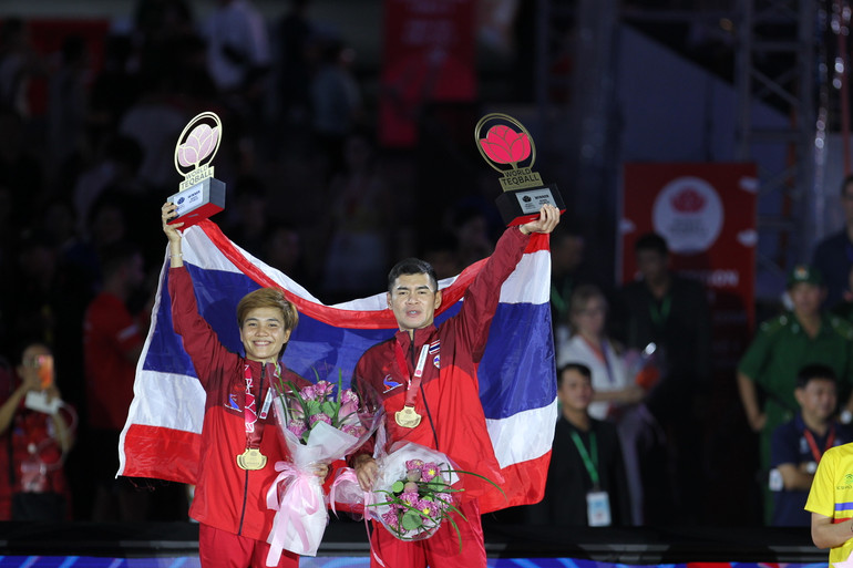 Bộ đôi nội dung đôi nam-nữ của Thái Lan trên bục vinh quang. (Ảnh: Dũng Phương)