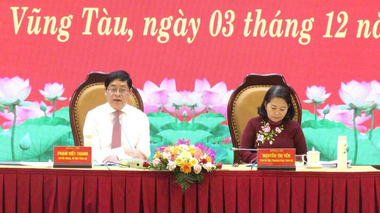 Đồng chí Phạm Viết Thanh Bí thư Tỉnh ủy và đồng chí Nguyễn Thị Yến Phó Bí thư Thường trực Tỉnh ủy chủ trì hội nghị.