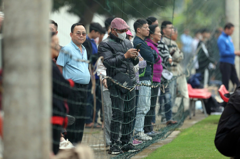 Người hâm mộ rất mong chờ được xem cuộc "đại chiến" giữa đội tuyển Việt Nam và Thái Lan sắp tới đây.