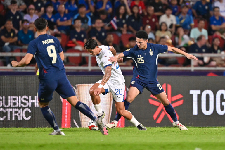 Trận đấu diễn ra đầy căng thẳng. (Ảnh: FAT)