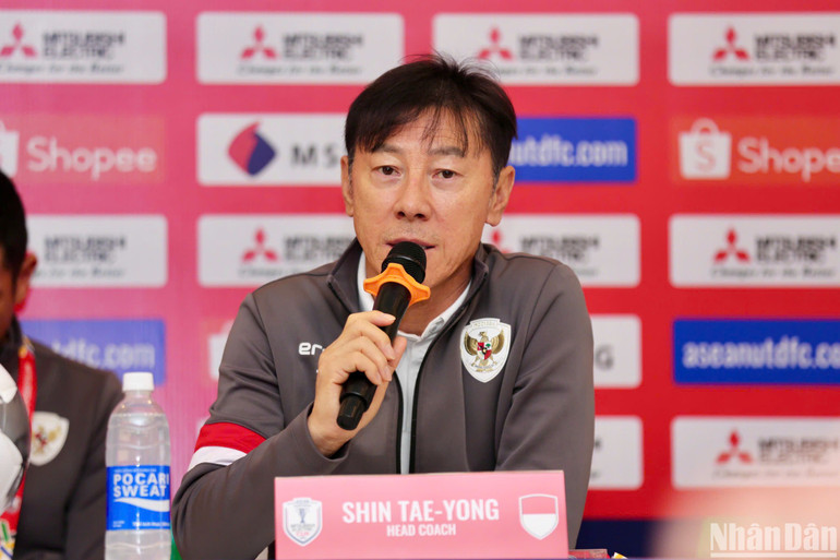 Huấn luyện viên Shin Tae Young phát biểu tại buổi họp báo. (Ảnh: SƠN TÙNG)