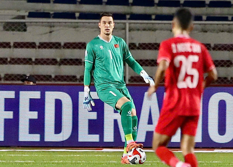 Thủ thành Nguyễn Filip bảo vệ cầu môn đội tuyển Việt Nam.