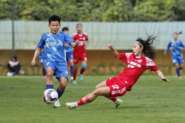 Hai đội giằng co nhau trong hiệp 1. Hai đội giằng co nhau trong hiệp 1.