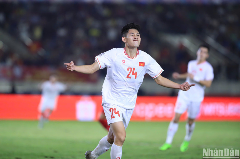 Hai Long ăn mừng đầy cảm xúc sau khi mở tỷ số. (Ảnh: HÀ AN)