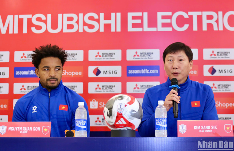 Huấn luyện viên Kim Sang Sik và tiền đạo Nguyễn Xuân Son tại buổi họp báo. (Ảnh: SƠN TÙNG)